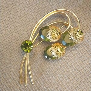Sarah Coventry signed green and gold brooch Touch Of Elegance